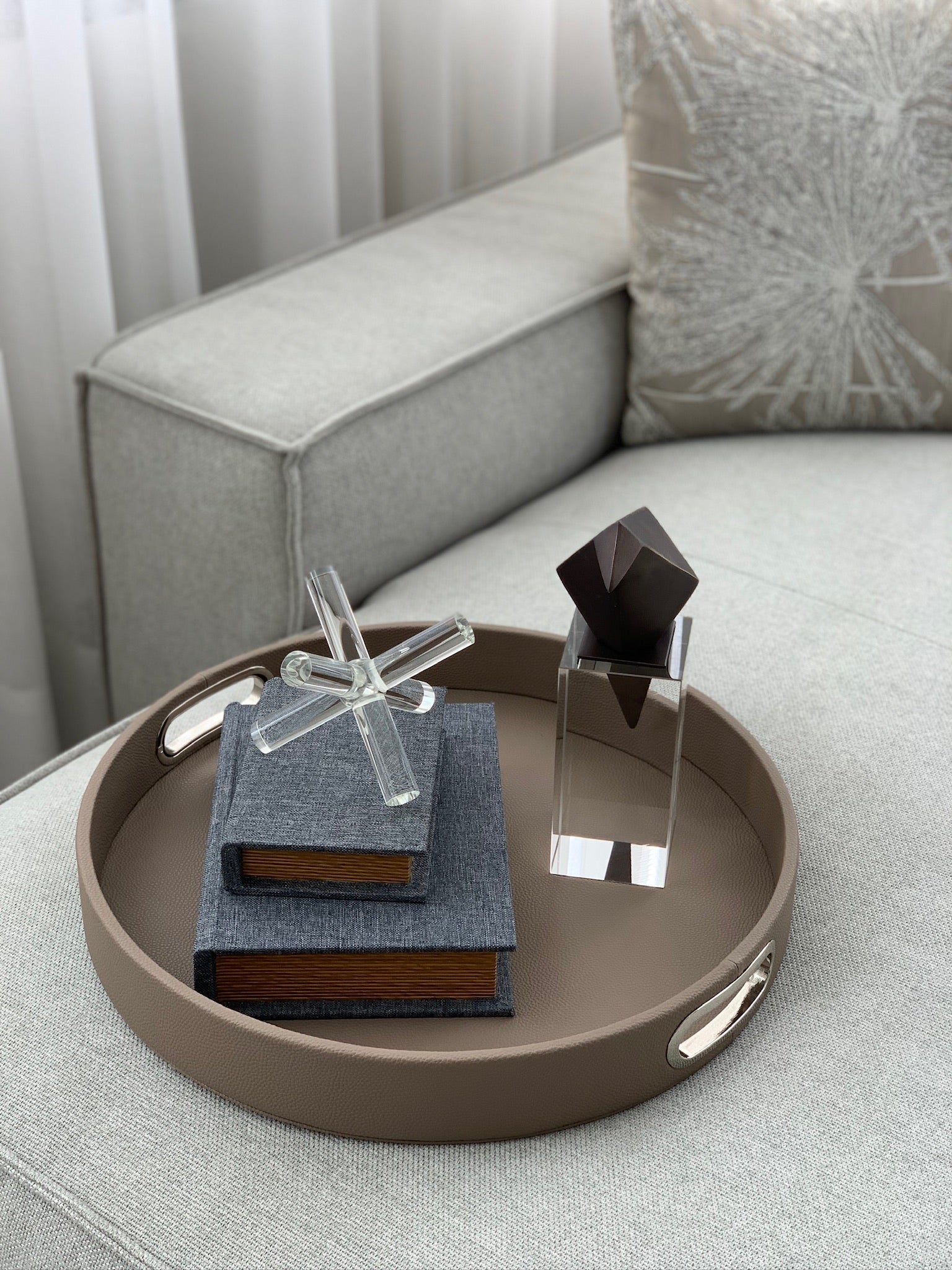 Round Design Tray with Chrome Handles Opso Vizon